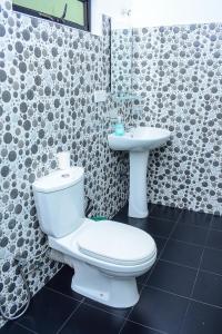 een badkamer met een toilet en een wastafel bij Megabe Villa in Galle