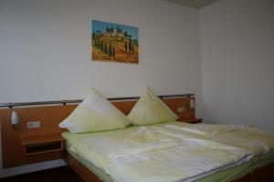 Cama ou camas em um quarto em Pension zur Krone