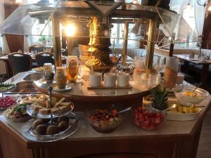 ein Buffet mit Speisen auf einem Tisch in einem Restaurant in der Unterkunft Alt-Emder Bürgerhaus in Emden