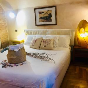 カリアリにあるLittle Cagliariのベッドルーム1室(白いシーツと枕のベッド1台付)