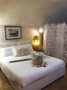 カリアリにあるLittle Cagliariの白いベッド1台(バスケット付)が備わるベッドルーム1室が備わります。