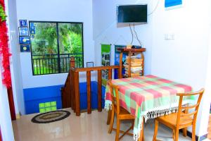 jadalnia ze stołem i telewizorem w obiekcie Megabe Villa w mieście Galle