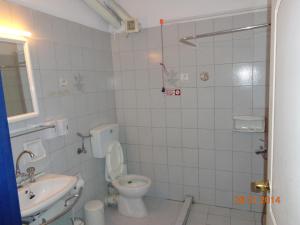 Koupelna v ubytování Porto Kairis + 37 fotografií