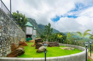 un jardin avec des rochers devant un bâtiment dans l'établissement Mandaram Eco Resort, à Nuwara Eliya