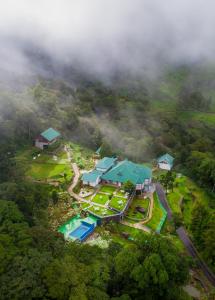 une vue aérienne sur une maison sur une montagne dans l'établissement Mandaram Eco Resort, à Nuwara Eliya