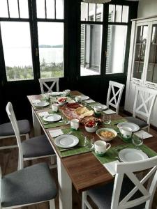 una mesa con platos y tazones de comida. en Éliás Borbirtok, en Badacsonytomaj