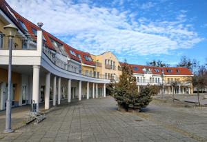 SchipkauにあるModerne Monteurwohnung mit Dachterrasse für 4 Personenのクリスマスツリーが目の前にある建物