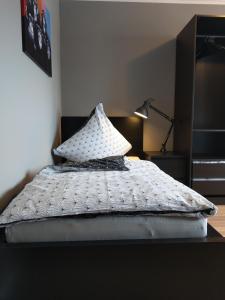 ein Schlafzimmer mit einem Bett mit einem Kissen darauf in der Unterkunft Moderne Monteurwohnung mit Dachterrasse für 4 Personen in Schipkau