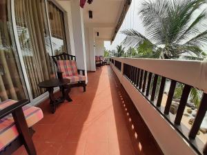 a balcony of a house with chairs and a table at La Veranda Di Serena in Unawatuna