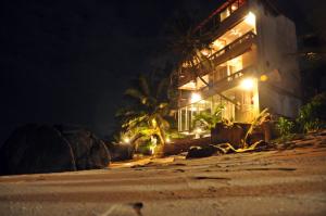a building on the beach at night at La Veranda Di Serena in Unawatuna