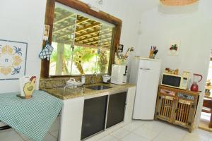 una cocina con fregadero y refrigerador en Rancho Hollywood - Lago de Furnas, en São José da Barra