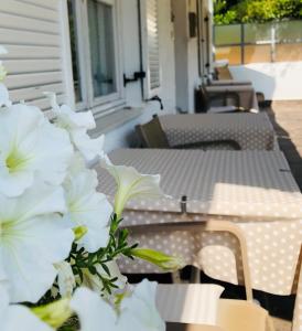 a table and white flowers on a patio at Villa Maria in Rablà