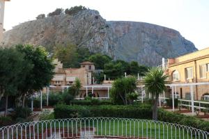 a mountain in the background of a town with a fence at Guisomar in Palermo