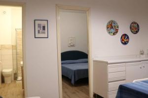 a bedroom with a bed and a mirror at Guisomar in Palermo