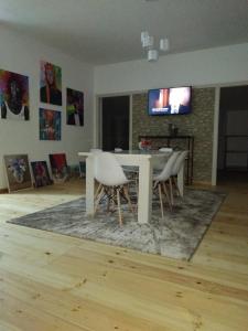 TV a/nebo společenská místnost v ubytování Artson B&B Vagharshapat