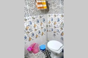 a bathroom with a teddy bear wallpaper at Orchha Best Homestay in Orchha +82 photos