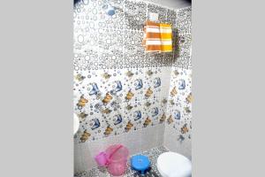 ein Badezimmer mit einer Dusche mit blauen und weißen Fliesen in der Unterkunft Orchha Best Homestay in Orchha + 96 Fotos