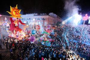 a crowd of people standing around a christmas parade at Le Copacabana Riviera in Nice