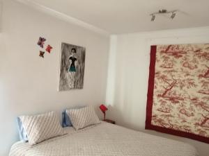 sypialnia z łóżkiem i obrazem na ścianie w obiekcie Studio Telheiras 2 w Lizbonie