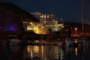 una gran casa blanca por la noche con barcos en el agua en Sur Restinga, en La Restinga