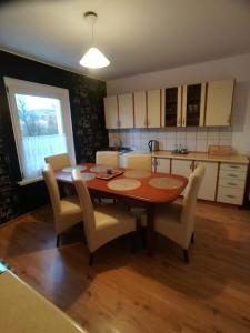 kuchnia ze stołem i krzesłami w obiekcie JULIUSZ w mieście Lądek-Zdrój
