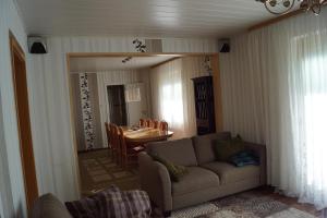 - un salon avec un canapé et une table dans l'établissement Gemütliches Haus mit Sauna im Voralpenland, à Peißenberg