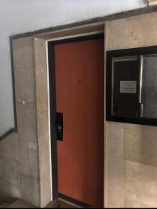 een deur in een gebouw met een bord erop bij Home Tel Aviv by sourasky medical center ichilov in Tel Aviv