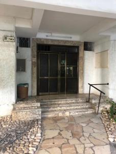eine Eingangstür eines Gebäudes mit Steintreppen in der Unterkunft Home Tel Aviv by sourasky medical center ichilov in Tel Aviv