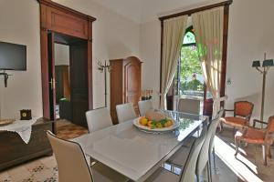 uma sala de jantar com uma mesa com uma taça de fruta em Villa Siciliana em Taormina