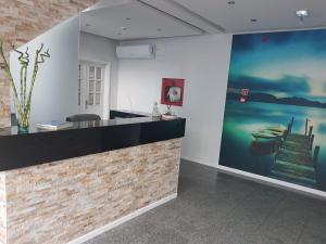 een keuken met een groot schilderij aan de muur bij See U Inn in Torreira