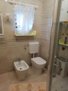 uma casa de banho com um WC, um lavatório e um chuveiro em Apartment Branko em Drage