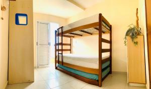 ウバトゥバにあるApartamento Ubatubaのベッドルーム1室(二段ベッド1組付) +23枚の写真