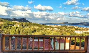 アルツァケーナにあるLa Costa Viewの町と水辺の景色を望むバルコニー