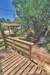 een houten bank in een tuin met een schommel bij Verdemar in La Paloma