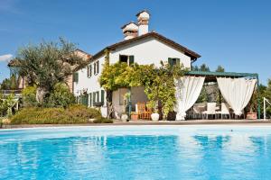 Swimming pool sa o malapit sa Do Ciacole In Relais