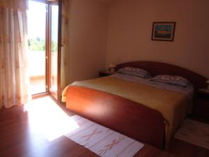 Postel nebo postele na pokoji v ubytování Apartments and Rooms Suzana