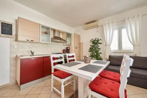 Kuchyňa alebo kuchynka v ubytovaní Apartments Proto
