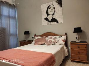 sypialnia z łóżkiem i obrazem na ścianie w obiekcie Arzella Holiday Home w mieście Birżebbuġa