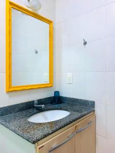 ウバトゥバにあるApartamento Ubatubaの洗面台と鏡のあるバスルーム