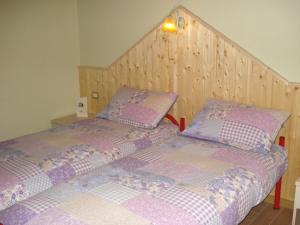 two beds sitting next to each other in a bedroom at Rifugio Alpe Ponte in Chiesa in Valmalenco