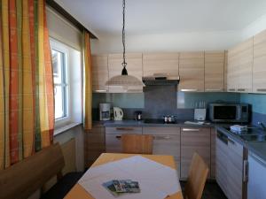 A kitchen or kitchenette at Apartmenthaus Oberlehen