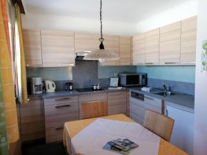 A kitchen or kitchenette at Apartmenthaus Oberlehen