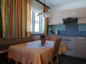 A kitchen or kitchenette at Apartmenthaus Oberlehen