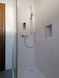 A bathroom at Apartmenthaus Oberlehen