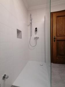 A bathroom at Apartmenthaus Oberlehen