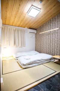 大阪的住宿－Stay Osaka Namba，客房设有两张床和窗户。