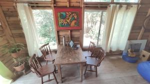 een eetkamer met een houten tafel en stoelen bij Verdemar in La Paloma +4 foto's