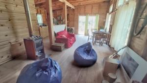 een woonkamer van een blokhut met een fornuis bij Verdemar in La Paloma