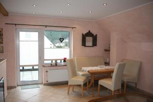 a dining room with a table and chairs and a window at Ferienhaus Zur Ennest in Schmallenberg