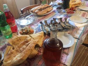 een tafel met eten en een fles saus bij GoGni OLD ROOM in Gogni